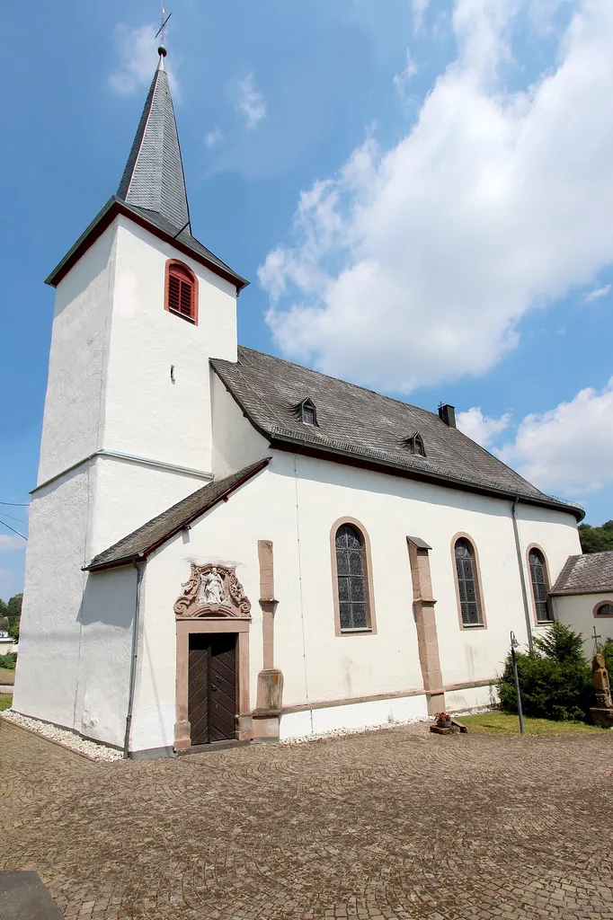 54570 Rockeskyll, Dorfstraße 41. Romanischer Westturm, ursprünglich spätgotischer Einstützenraum von 1511, 1840 erweitert, 1891 über zwei Mittelstützen neu gewölbt. Aufnahme von 2018.