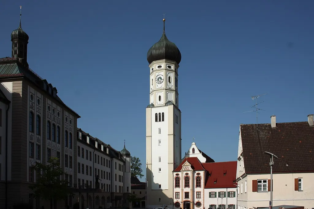 Katholische Pfarrkirche St. Johannes Evangelist und Petrus, ehemalige Klosterkirche des Prämonstratenserklosters Klosters Ursberg in Ursberg im Landkreis Günzburg (Bayern), Turm und Westfassade