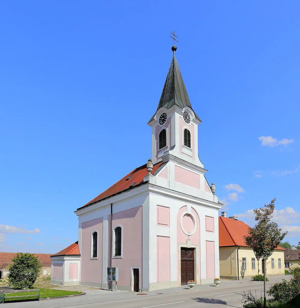 Westansicht der römisch-katholischen Pfarrkirche hl. Dreifaltigkeit in Obermallebarn, ein Ortsteil der niederösterreichischen Marktgemeinde Sierndorf.Ein spätbarocker kapellenartiger Saalbau mit Giebelturm, der 1729 errichtet und 1762/63 umgebaut sowie erweitert wurde.