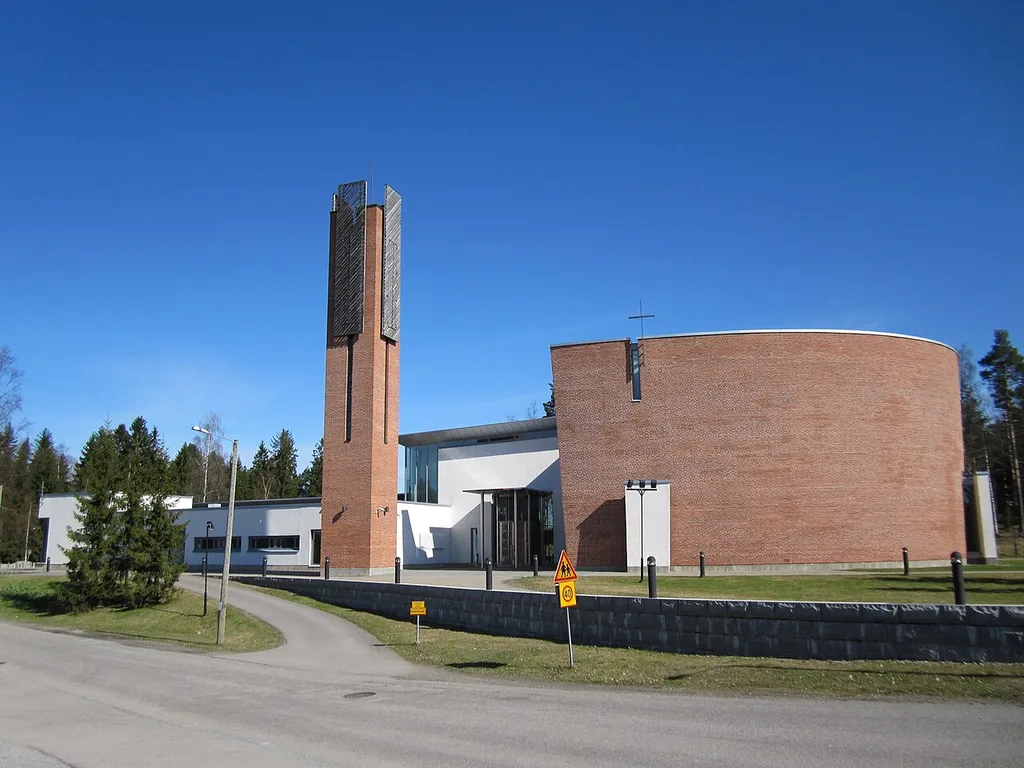 Aitolahden kirkko, kevät 2010. Aitolahdentieltä kuvattuna.