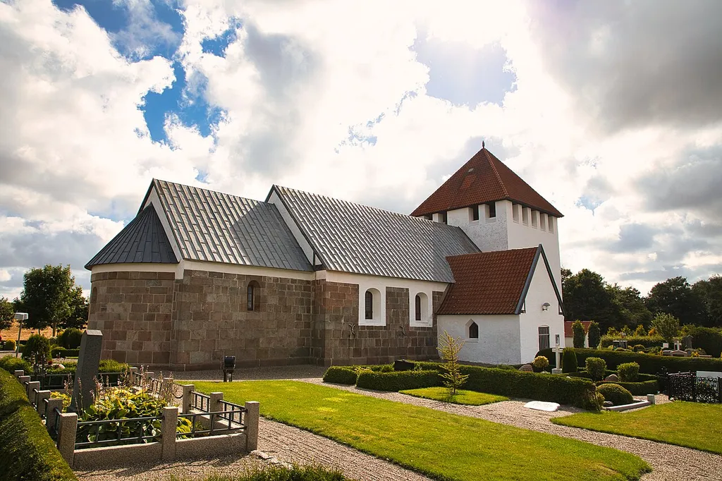 In der Kirche von Hørdum befindet sich einer der seltenen Bildsteine mit der Darstellung von "Thors Fischzug" aus der nordischen Mythologie.
