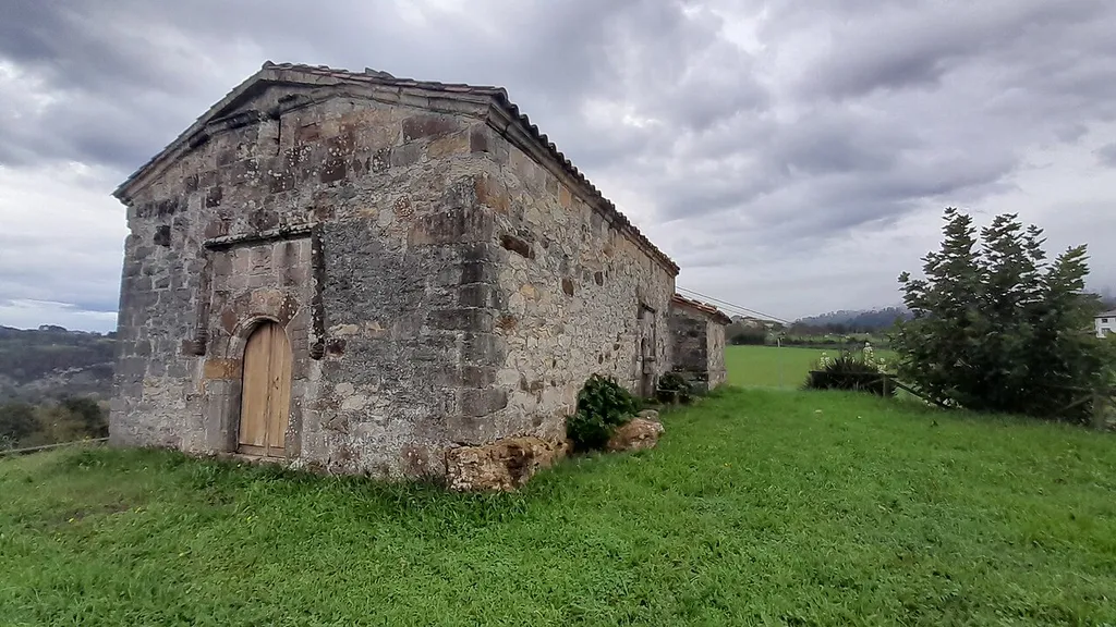 Ilesia de Samartín d'Escotu en Llames.