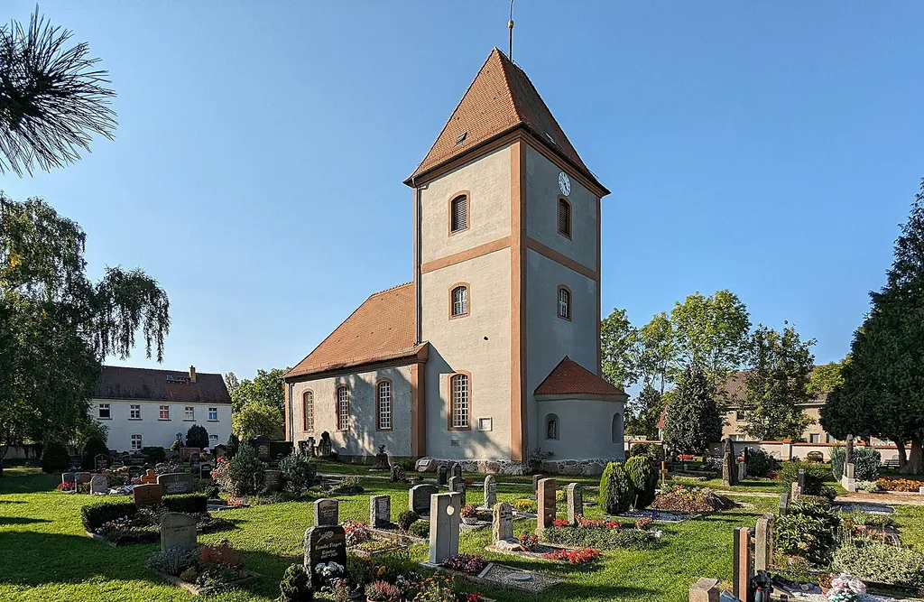 Südansicht der Kirche Baalsdorf (Leipzig) mit Gräberfeld