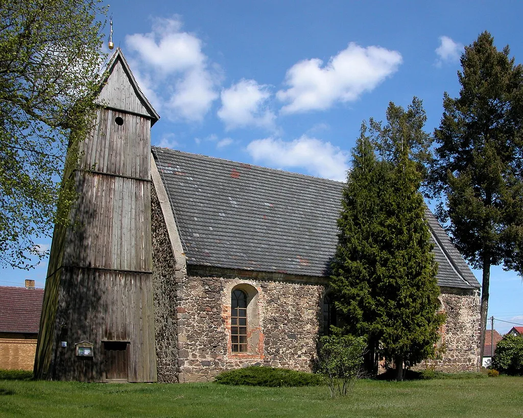 29.04.2015 03246 Gahro (Crinitz): Dorfkirche St. Johannes (GMP: 51.738366,13.724868). Die evangelische Kirche wurde im 14. Jahrhundert aus Feldsteinen errichtet. Der Saalbau verfügt im Westen über einen hölzernen Glockenturm aus dem 18. Jahrhundert, der im 19. Jahrhundert erneuert wurde. [DSCN5061.JPG]20150429215DR.JPG(c)Blobelt