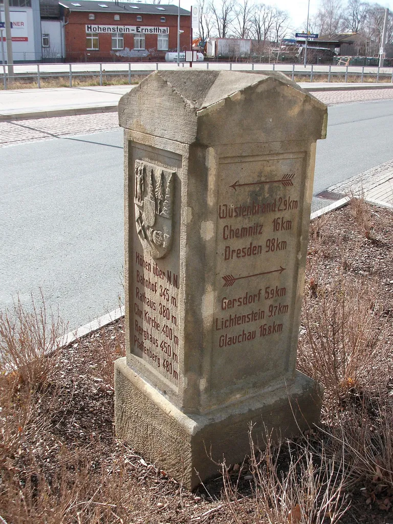 Wegestein am Bahnhof Hohenstein-Ernstthal