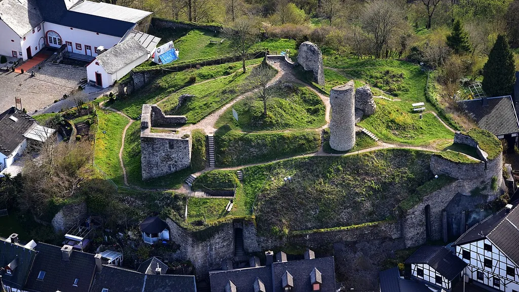 Burg Kronenburg, Luftaufnahme (2016)