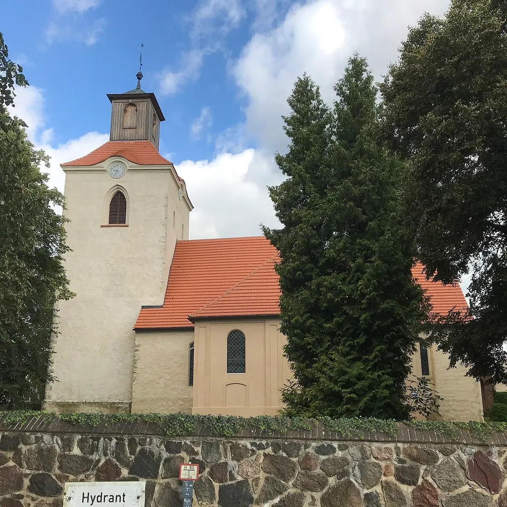 Die Dorfkirche Steinhöfel im Landkreis Oder-Spree in Brandenburg ist eine Feldsteinkirche aus der zweiten Hälfte des 13. Jahrhunderts. Im Innern steht unter anderem ein Altaraufsatz aus dem Anfang des 18. Jahrhunderts.