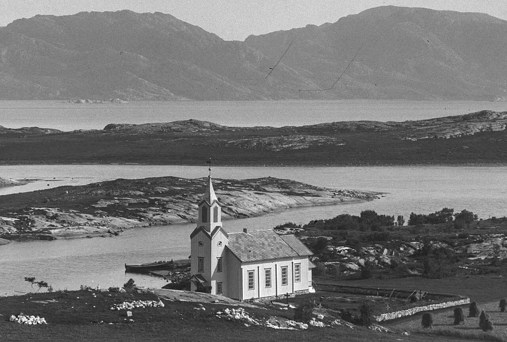 Løvøy kirke, Flatanger. Foto: Johan Lebrecht Horneman/NTNU UB. ID: UBT-HO-043_01.