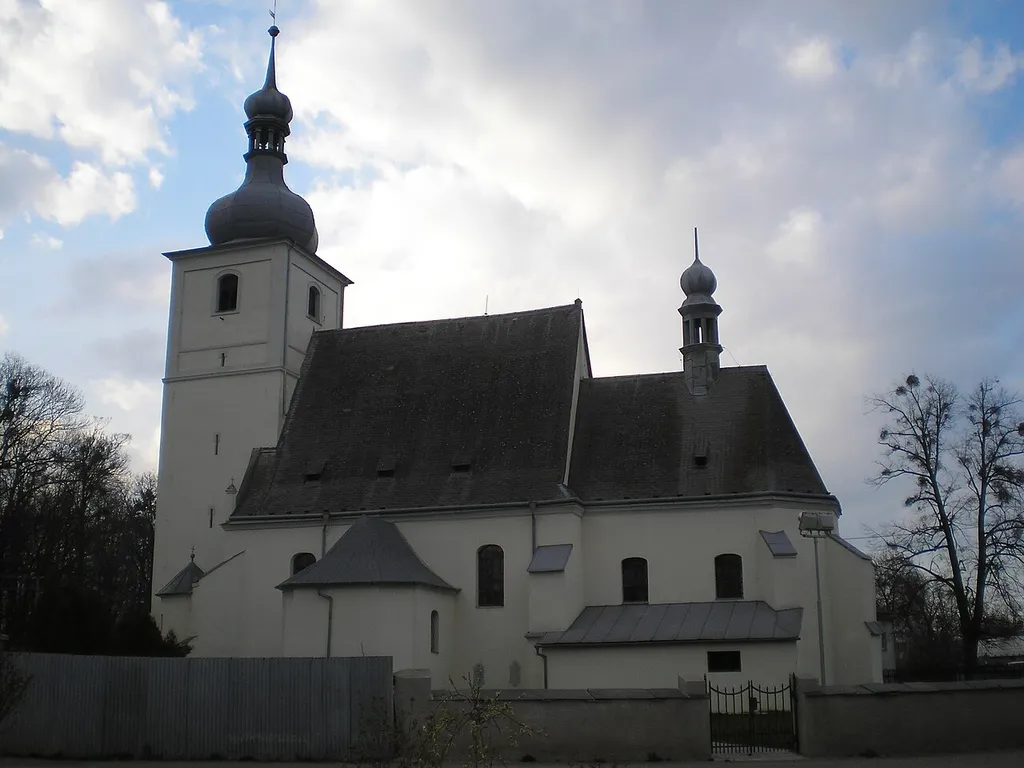 Pohled od obecního úřadu na kostel sv. Valentina v Bravanticích.