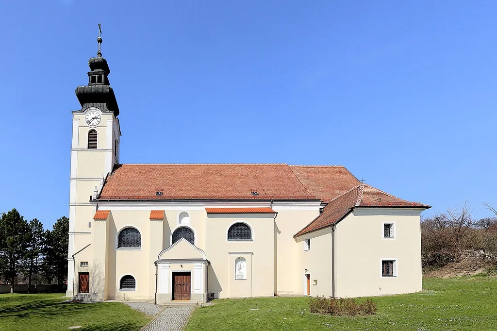 Südansicht der römisch-katholischen Pfarrkirche hl. Martin des Ortes Obersulz, ein Ortsteil der niederösterreichischen Marktgemeinde Sulz im Weinviertel. Der mächtige, einheitliche, barocke Sakralbau mit hohem sechsgeschossigem Westturm wurde von 1667 bis 1671 errichtet und war ursprünglich von einem Friedhof umgeben.