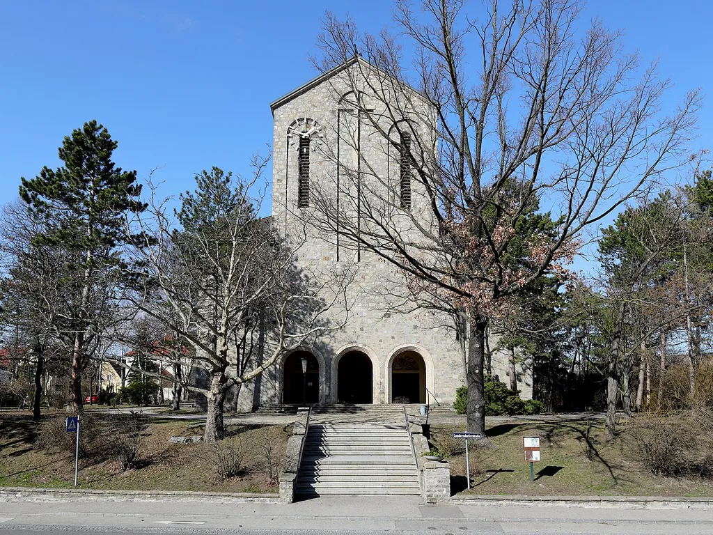 Südansicht der röm.-kath. Pfarrkirche hl. Maria Königin des Weltalls, hl. Severin, hl. Theresia vom Kinde in Lerchenfeld, ein Ortsteil der niederösterreichischen Stadtgemeinde Krems an der Donau. Die Marienkirche wurde ab 1955 nach Plänen des Architekten Julius Bergmann (1896–1969) errichtet und 1958 geweiht.