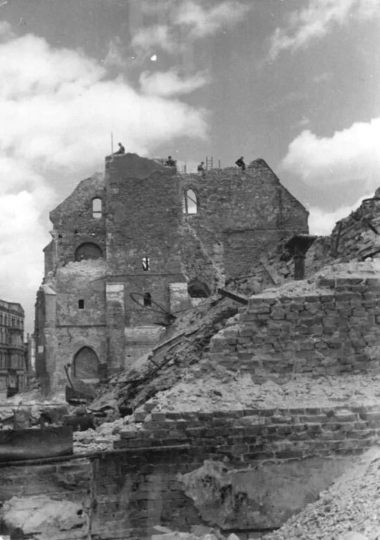For documentary purposes the German Federal Archive often retained the original image captions, which may be erroneous, biased, obsolete or politically extreme. Magdeburg, Heilig-Geist-Kirche, Ruine Illus Biscan Oktober 50 Die Tatsachen widerlegen ein Gerücht! Wiederaufbau der von anglo-amerikanischen Bomben zerstörten Heilige-Geist-Kirche in Magdeburg 1948 begann man, bei der von anglo-amerikanischen Bomben schwer beschädigten Heilige-Geist-Kirche die Trümmer zu beseitigen und überhängendes und baufälliges Mauerwerk zu sprengen. Gerüchtemacher behaupteten dagegen, die Kirche würde abgetragen. In Wahrheit wurde ihr Wiederaufbau betrieben. UBz: Aufnahme vor etwa 2 Jahren. Leihweise ILLUS Berlin W8