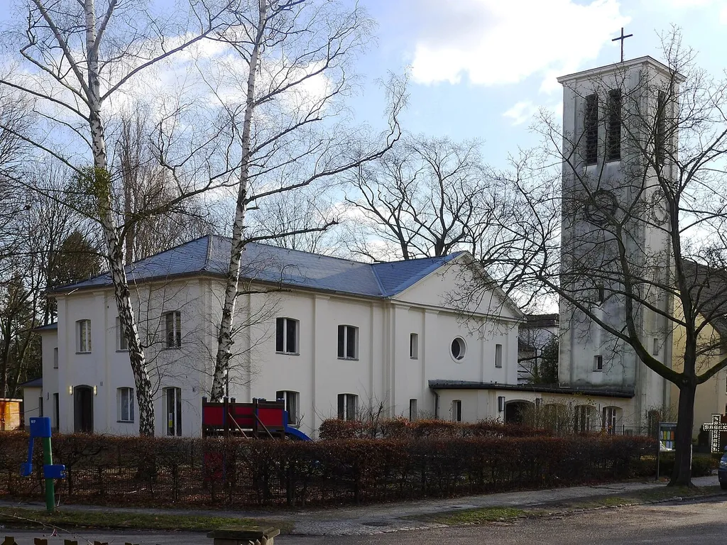 Eingangsfront der Kirche mit Campanile