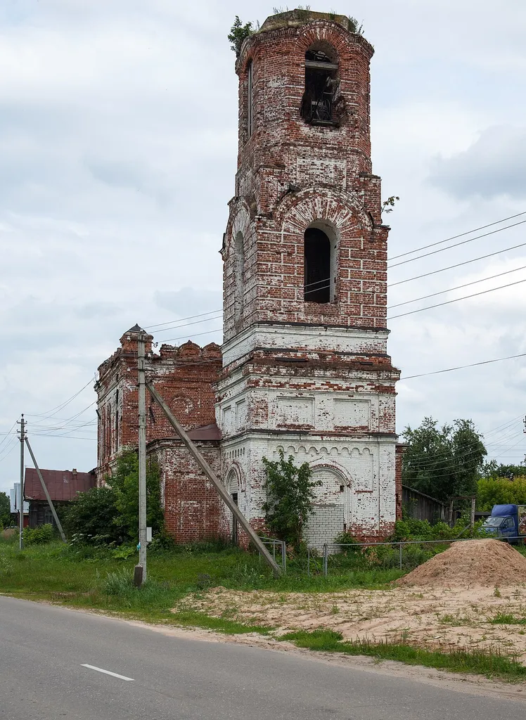 Кирпичная церковь в псевдорусском стиле, сооружённая на рубеже XIX—XX веков. Основной объём — бесстолпный двусветный четверик, в прошлом завершавшийся декоративным пятиглавием, трапезной соединён с колокольней. Закрыта не позже 1930-х годов, венчания сломаны, служила складом. Требует ремонта, заперта. Вид с запада на колокольню.