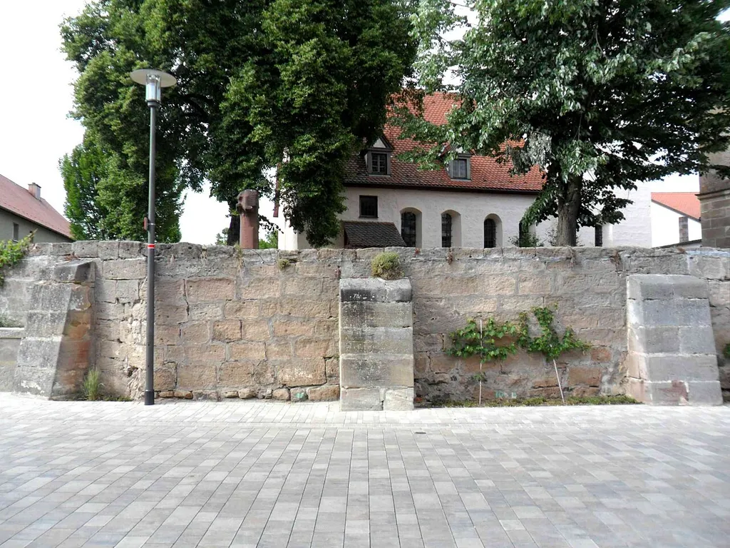 Obermichelbach-Ansicht von Süden mit Kirche über Kirchhofmauer (mit Strebepfeilern zur Ortsseite-28052012