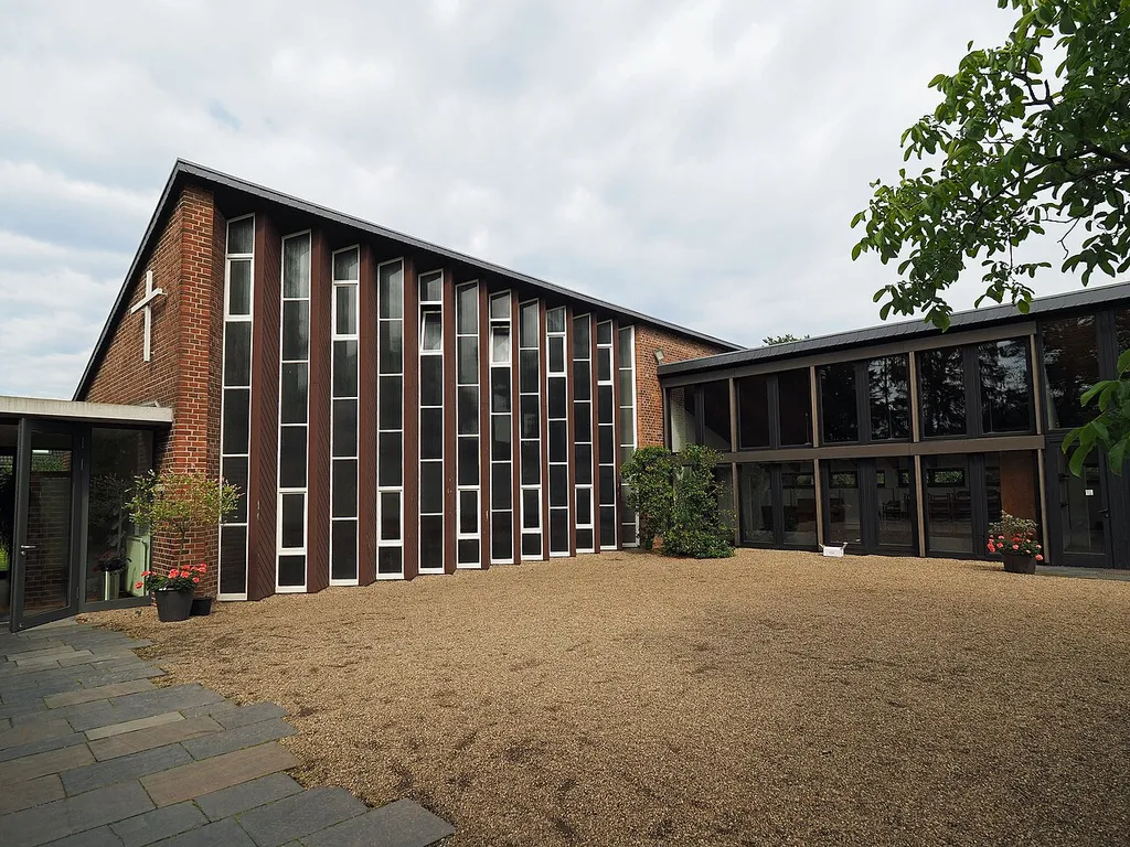Thomaskirche (Krefeld) - Eingangsbereich mit Hof