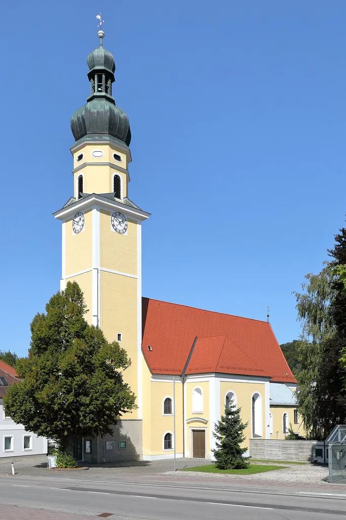 Südansicht der röm.-kath. Pfarrkirche hl. Martin in Diesseits, Hauptort der oberösterreichischen Marktgemeinde St. Martin im Innkreis.Der ursprünglich gotische Sakralbau wurde 1781 von Ignaz Prechtler im barocken Stil umgebaut. Der vorgestellte Westturm wurde laut Inschrift 1594 errichtet und 1714 mit einem achtseitigen Aufsatz sowie einem Zwiebelhelm mit Laterne erhöht.