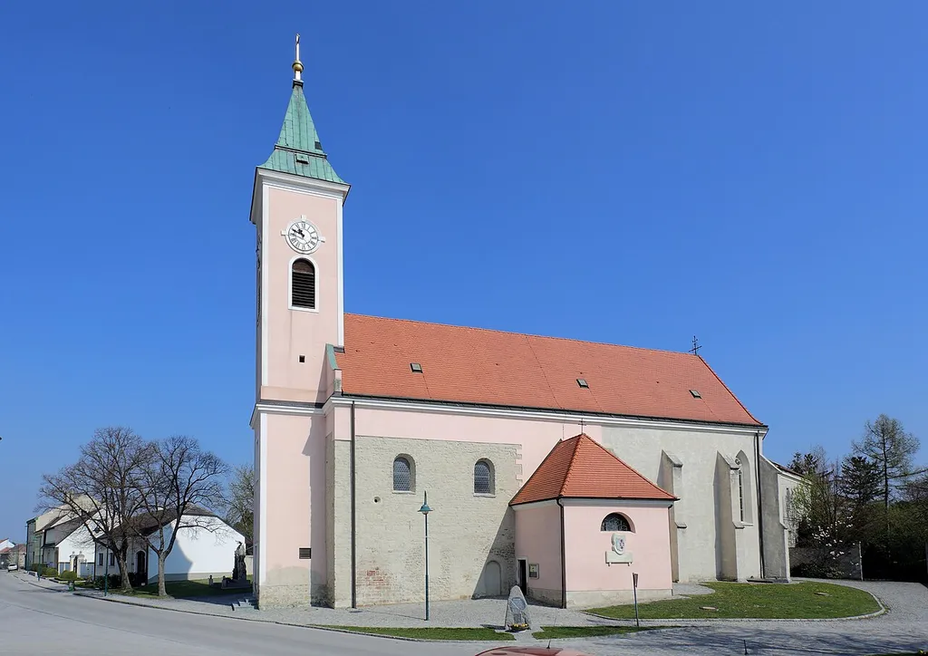 Pfarrkirche hl. Stephan in Probstdorf, ein Ortsteil der niederösterreichischen Stadt Groß-Enzersdorf. Ein Sakralbau, dessen Langhaus in der Kernsubstanz mittelalterlich ist. In der 2. Hälfte des 17. Jahrhunderts wurde der Kirchenbau barockisiert und im Süden sowie im Norden je ein Kapellenanbau errichtet. Der vorgestellte Turm im Westen stammt aus dem Jahr 1802. Der gotische Chor und die Sakristei im Norden sind mit 1418 datiert.