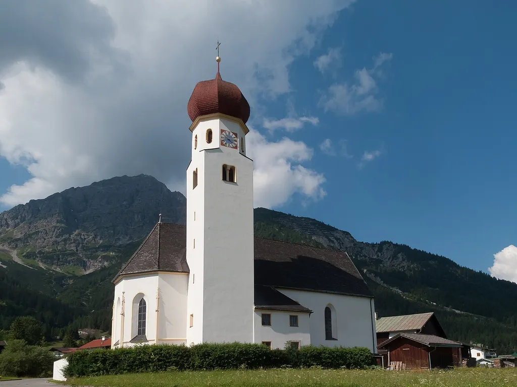Heiterwang, church: katholische Pfarrkirche Unsere Liebe Frau Mariae Himmelfahrt with the summit of Thaneller (2343m)