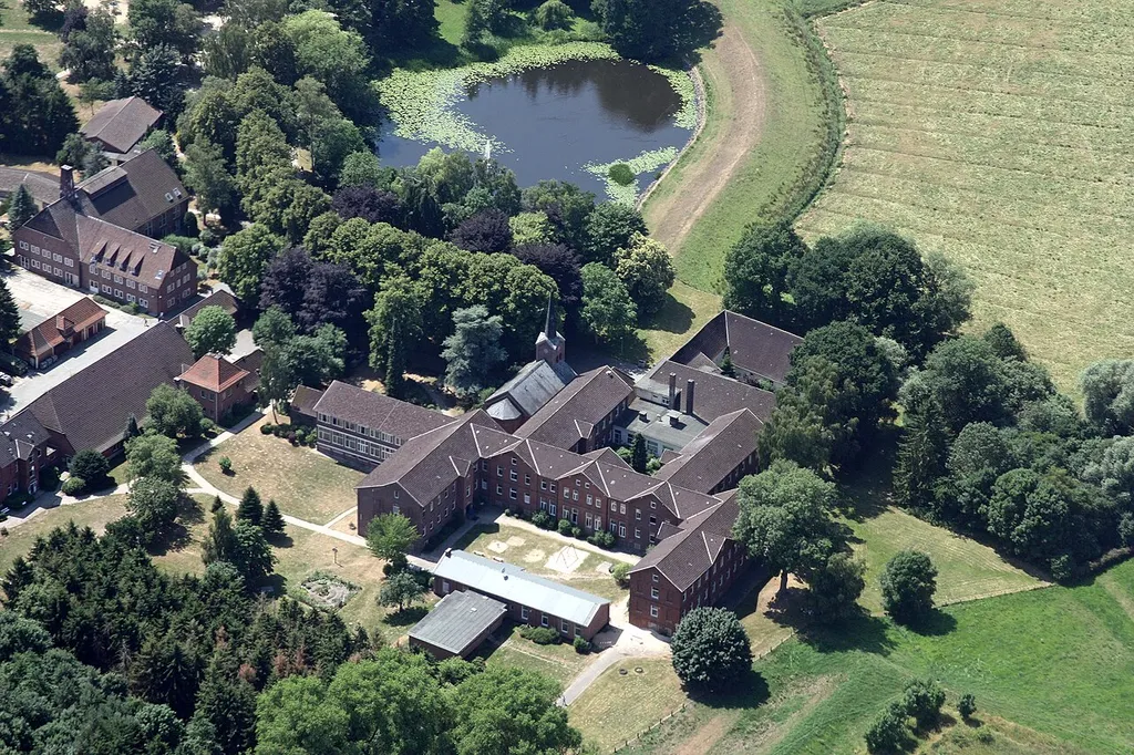 Anlage des ehemaligen Klosters Blankenburg (Flug über Oldenburg; von Wilhelmshaven kommend nach Hatten; Flughöhe 500 m = 1500 ft; Juli 2010)