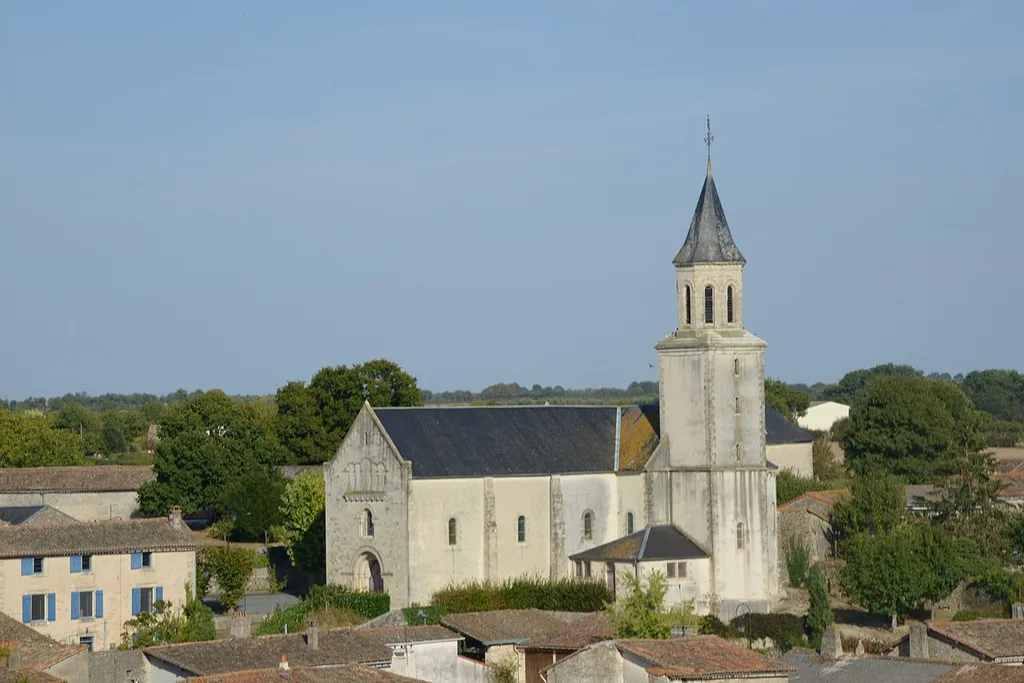 L’église paroissiale Saint-Édouard d’Exoudun. Exoudun, Deux-Sèvres, France.