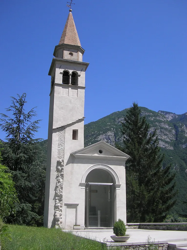 Il Campanile della Chiesa di Pirago, rimasto miracolosamente in piedi nel disastro del Vajont. La chiesa venne completamente spazzata via dalla furia delle acque.