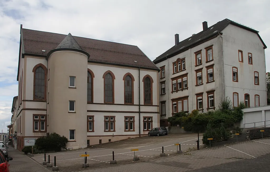 Evangelisch-methodistische Zionskirche in Pirmasens, Alleestraße 23; Saalbau 1898, 1950 vereinfacht wiederhergestellt; zugehörig das rückwärtige Gemeindehaus.
