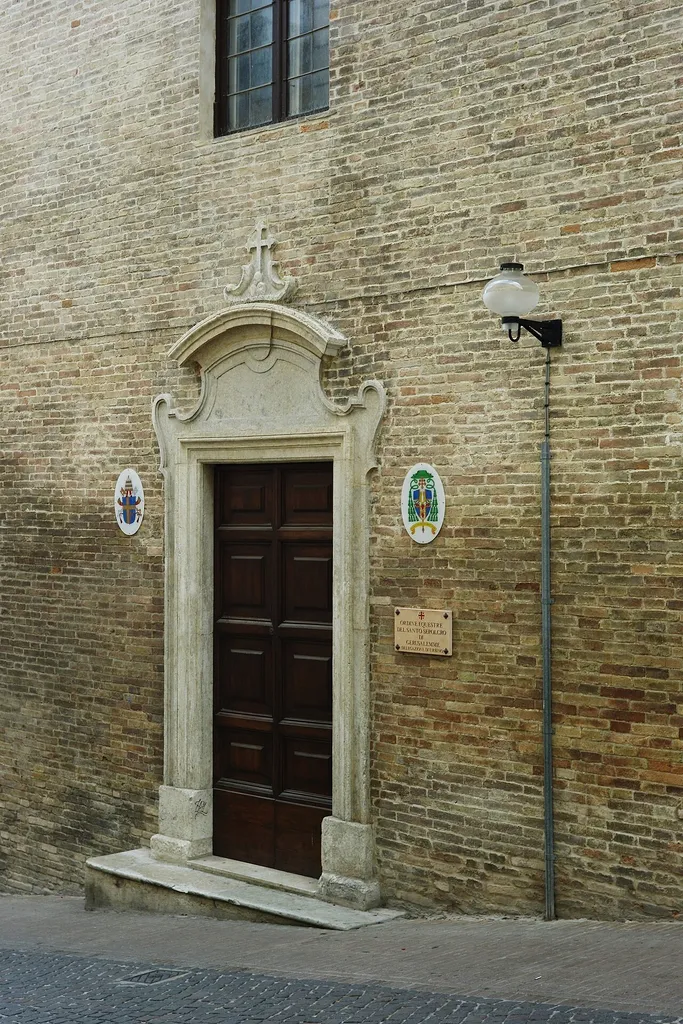 Il portale della chiesa di San Sergio a Urbino, cattedrale cittadina fino al secolo XI.