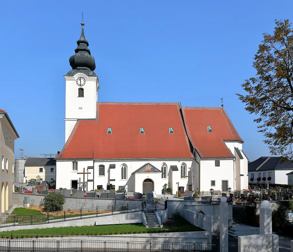 Südansicht der röm.-kath. Pfarrkirche hl. Georg in der niederösterreichischen Marktgemeinde St. Georgen am Ybbsfelde. Eine spätgotische Staffelkirche aus dem 15. Jahrhundert mit einem mittelalterlichen vorgestellten Westturm, der 1773 eine spätbarocke Haube erhielt.