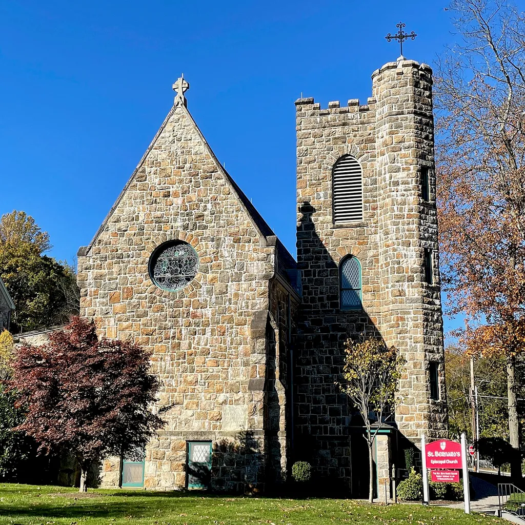 St. Bernard's Church in Bernardsville, New Jersey. This is an image of a place or building that is listed on the National Register of Historic Places in the United States of America. Its reference number is 06000761 (Wikidata).