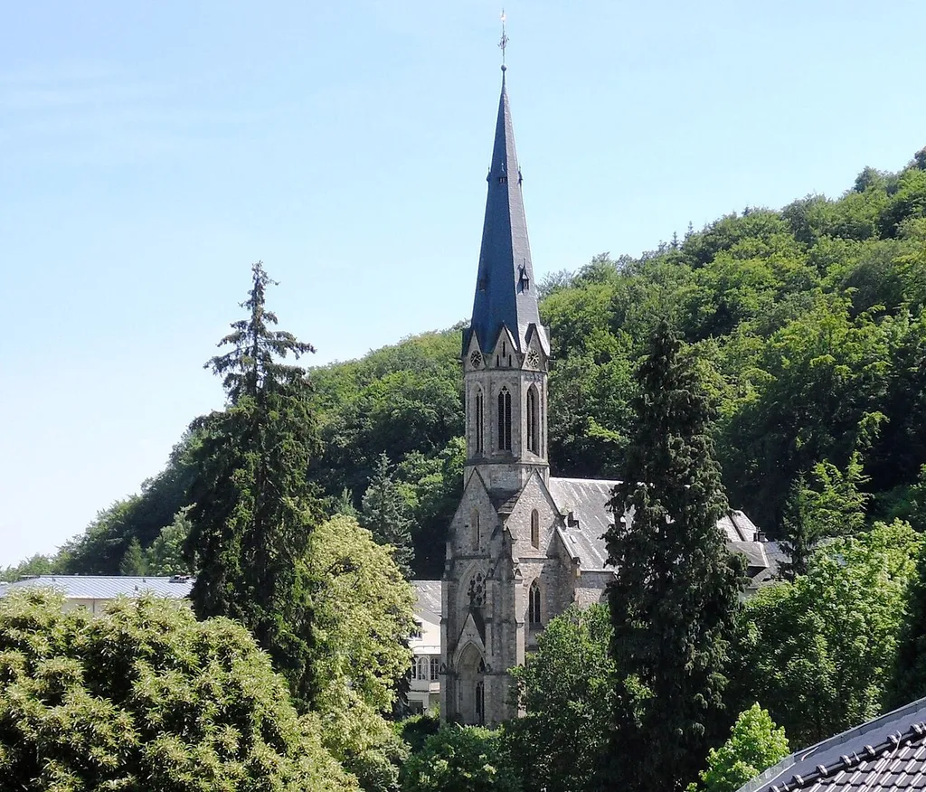 Blick von Norden aus etwa 150 m Distanz auf die katholische Pfarrkirche Herz Jesu in Schlangenbad. Sie wurde in reinem neugotischen Stil errichtet und 1902 geweiht.