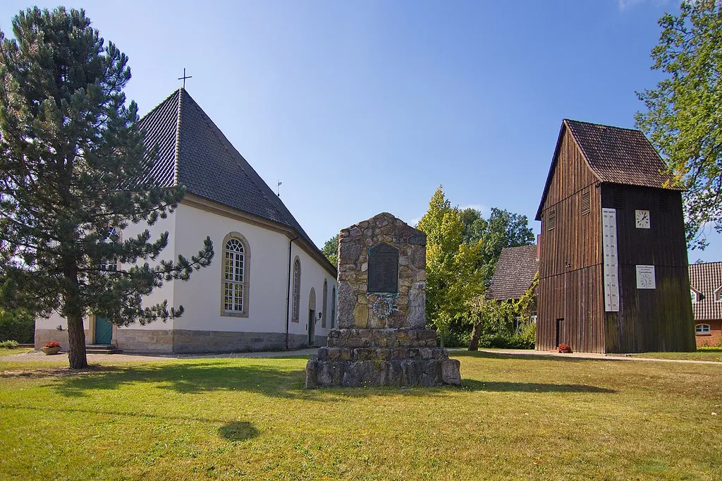Die Bezeichnung der Martinskirche in Beedenbostel kommt von Martin von Tours, der sein Hab und Gut mit den Armen teilte. Die Kirche wurde 1735 von Johann Pflug auf einem Vorgängerbau errichtet. Der Holzglockenturm ist älter.