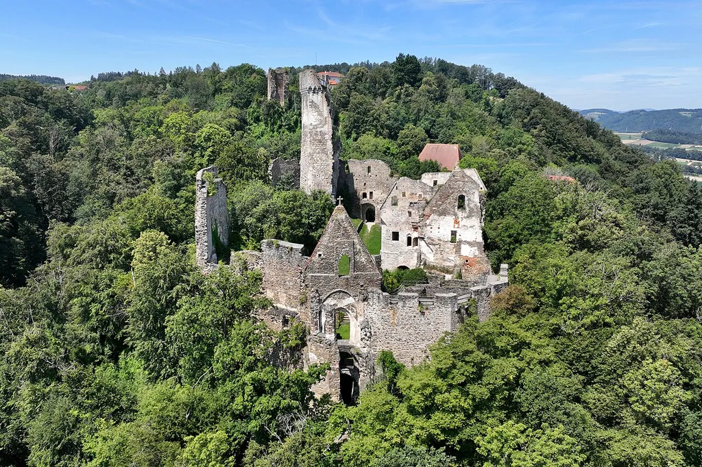 Southeast view of the Schaunberg castle ruins.