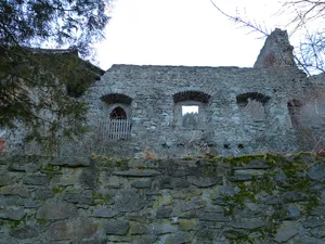 Bergfried und Mauern der Burg Lavant
