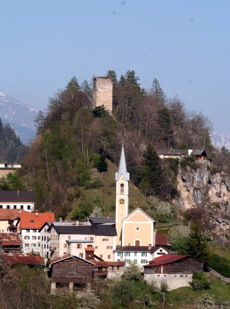 Burg Canaschal in Trin