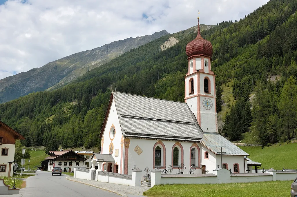 Kaplaneikirche Mariahilf und Friedhof in Gries