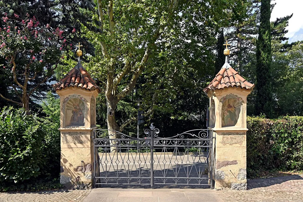 St. Georg (Meran), Eingangstor des Kirchplatzes von Osten