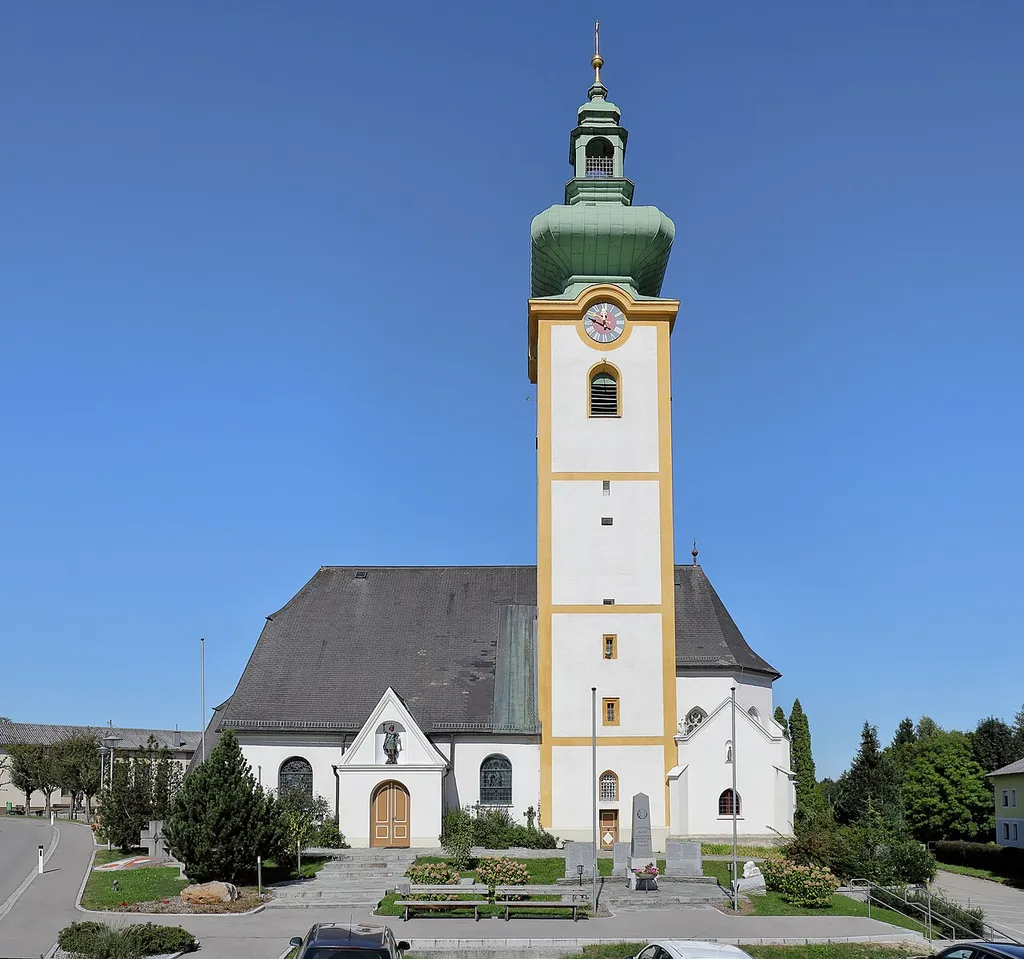 Südsüdostansicht der röm.-kath. Pfarrkirche hl. Michael in der oberösterreichischen Gemeinde Hohenzell.Ursprünglich eine gotische Kirche mit Dachreiter. Der Glockenturm im südlichen Chorwinkel wurde zur Barockzeit errichtet und 1685 wurde eine Seitenkapelle mit einer kleinen Eingangshalle angebaut.
