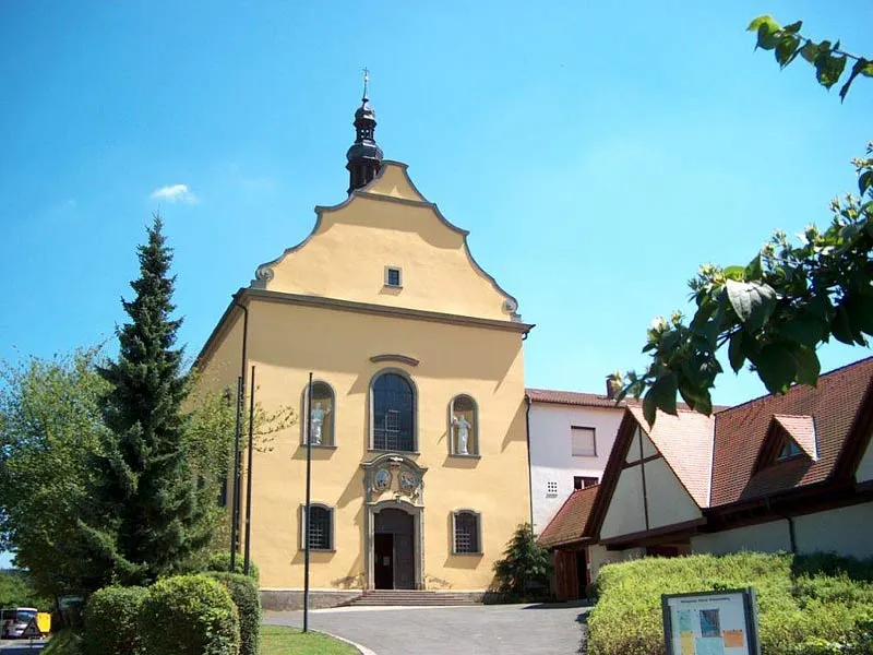 Die Wallfahrtskirche von Osten. Mit der Pforte des Kloster Schwarzenberg.