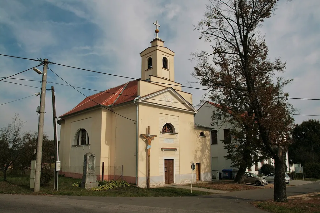 Obec Pravice v okrese Znojmo. Kostel Nejsvětější Trojice na křižovatce u obecního úřadu.
