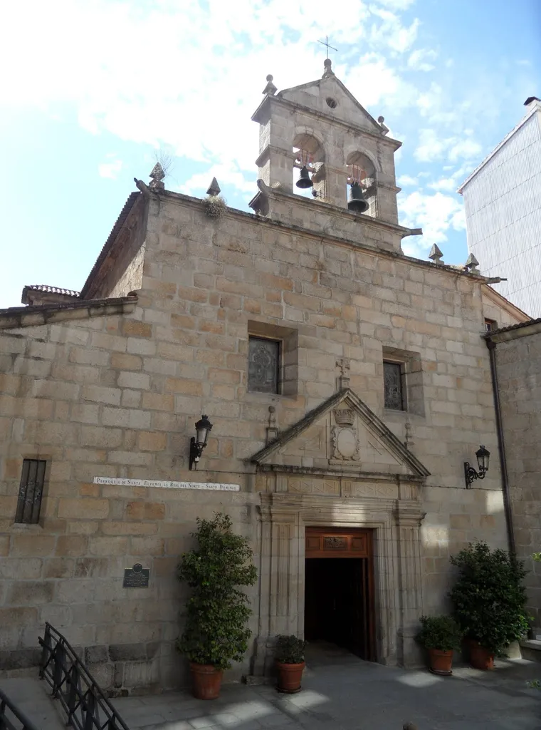 Fachada de estilo barroco clasicista, fue iniciada su construcción en 1645 e inagurada en 1666 como reza una inscripción visible en el frente. Las campanas proceden del Monasterio de Montederramo y se colocaron en 1844.