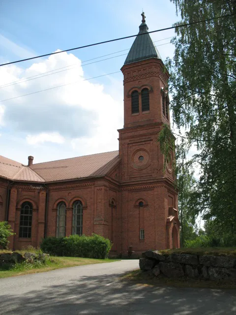 Lopen uusi kirkko, Loppi, Yleiskuva, Rakennettu vuosina 1885–1887 arkkitehti Constantin Kiseleffin laatimien piirustusten mukaan. Rakennettu uudelleen tulipalon jälkeen vuosina 1919–1921 entisen malliseksi käyttäen hyväksi vanhoja tiiliseiniä.