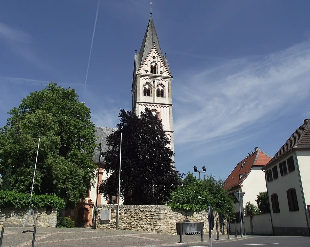 Südansicht St. Remigíus in Ingelheim, Mai 2012