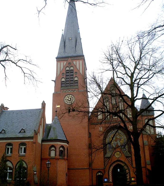 Auenkirche in Berlin Wilmersdorf - Gesamtansicht der Fassade mit Turm und Portal
