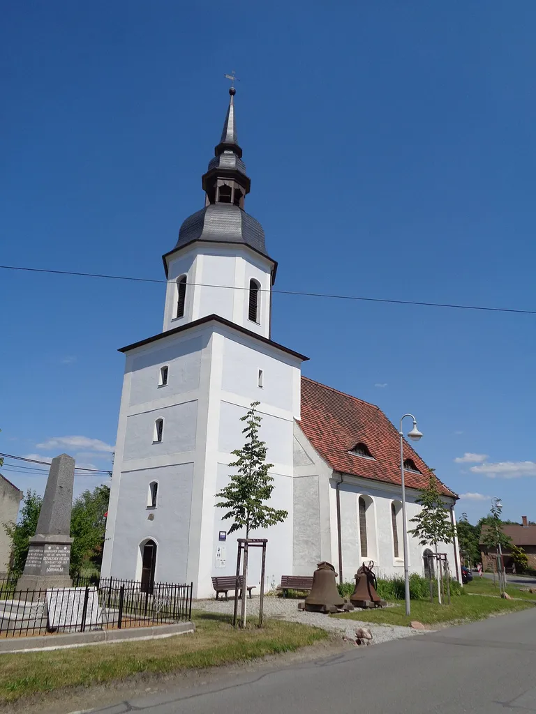 denkmalgeschützte Kirche Dörrwalde mit neugebautem Turm