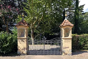 Heiligensäule am Eingangstor der Pfarrkirche St. Georg