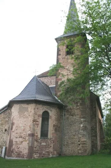 Worms-Horchheim Friedhofskirche (ehemalige katholische Heilig-Kreuz-Kirche) von 1724-26. Chor und Turm von Osten.