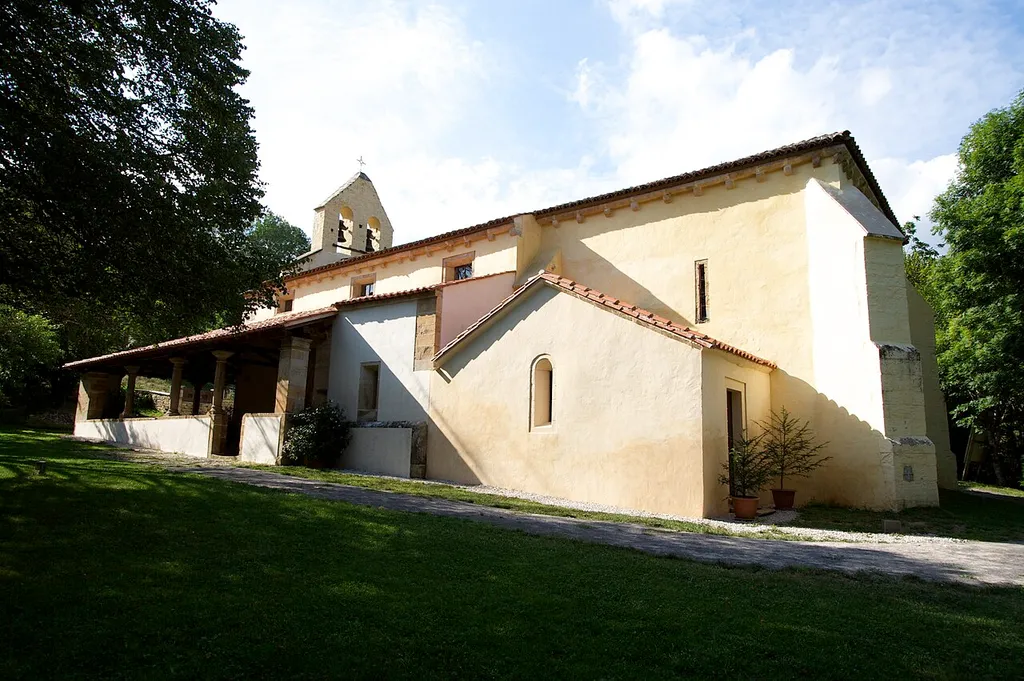 Iglesia de Santa María de Llas, concejo de Cabrales, Asturias.