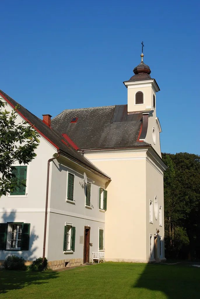 Patriziuskirche Mureck, to the left the house of the organist.