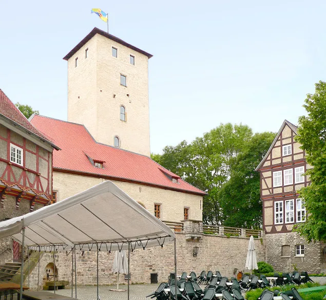 Innenhof Burg Warberg Foto aufgenommen von Benutzer de:Benutzer:Axel Hindemith, Juni 2006
